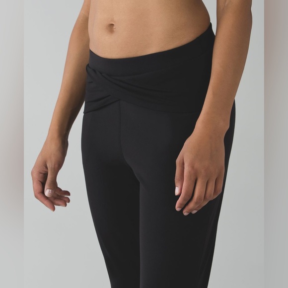 EUC Lululemon Sunset Salutation Crop in Black - Picture 5 of 15